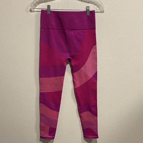 Fabletics Very Berry Multi Colorblock High-Waist Seamless Capri Leggings M - Picture 4 of 12